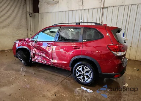 2021 Subaru Forester Premium z USA, uszkodzony, nr VIN JF2SKAJC8MH533854